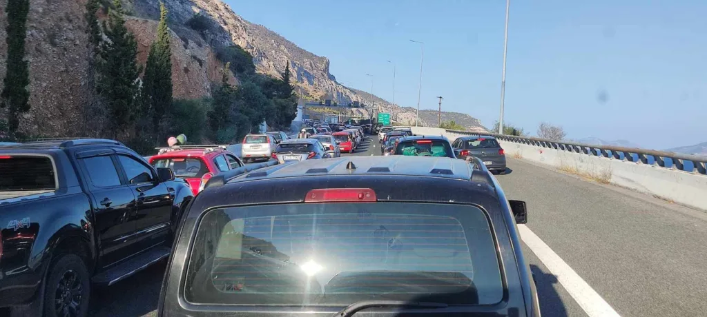 Κίνηση τώρα: Ουρά χιλιομέτρων στους Αγίους Θεοδώρους στο ρεύμα προς Αθήνα