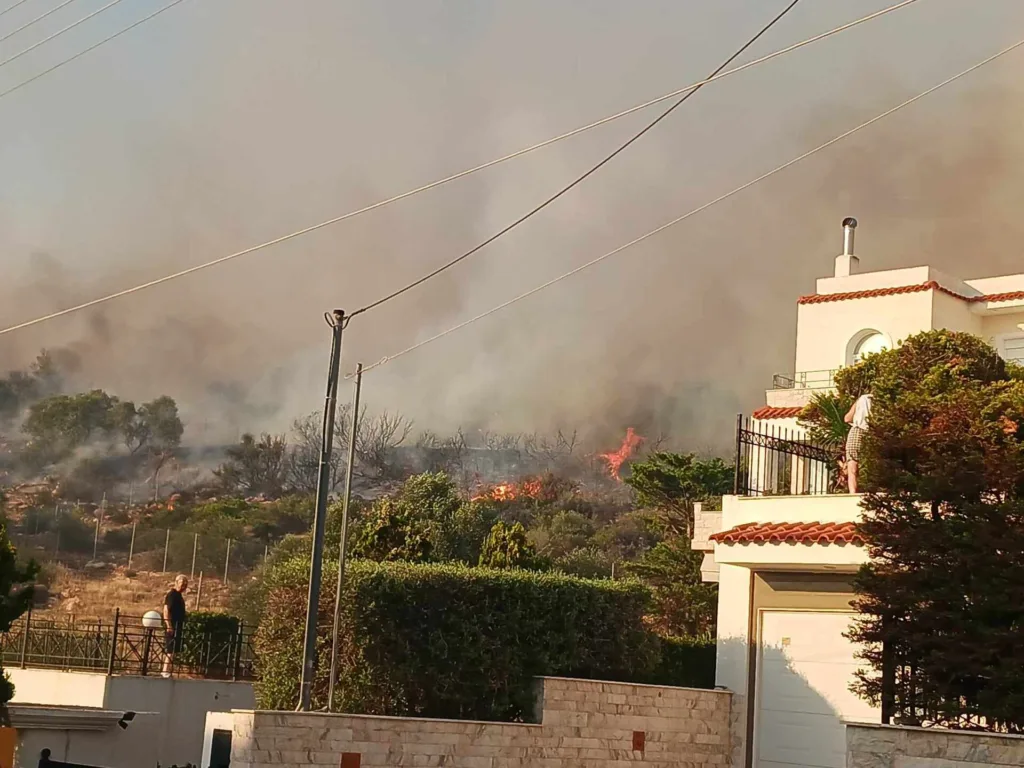 Φωτιά στον Κουβαρά: Εικόνες βιβλικής καταστροφής σε Λαγονήσι, Σαρωνίδα – Σε 2 ώρες η φωτιά έφ
