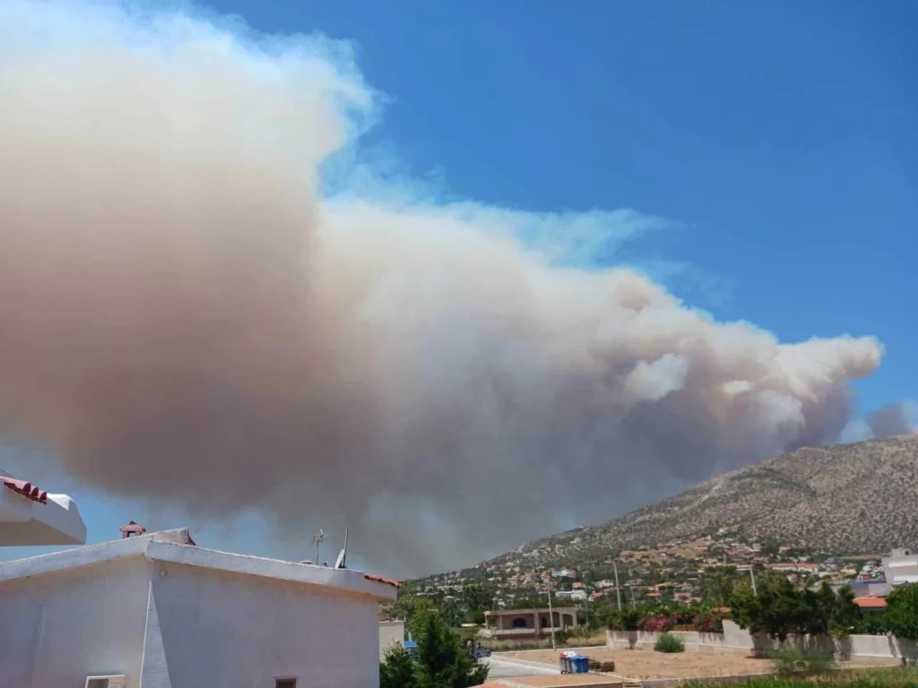Φωτιά στον Νέο Κουβαρά: Που έχει διακοπεί η κυκλοφορία