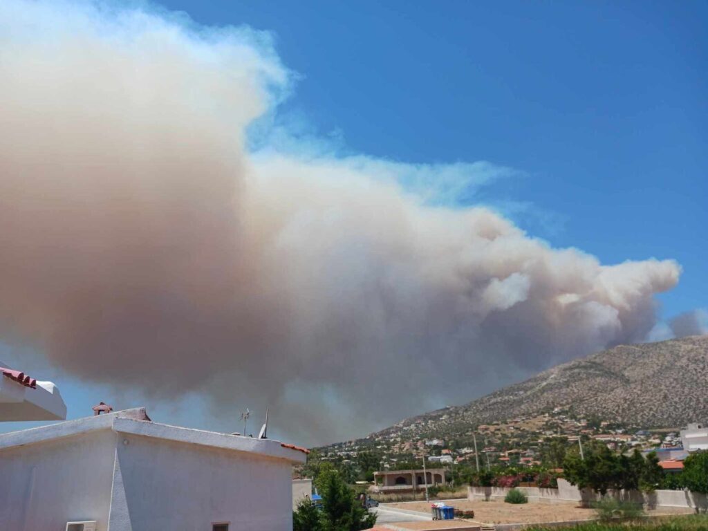 Φωτιά στον Νέο Κουβαρά: Που έχει διακοπεί η κυκλοφορία