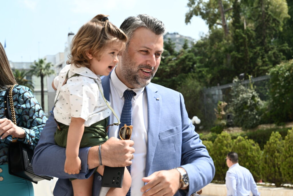 Γιάννης Καλλιάνος: Ζήτησε συγνώμη για το κλάμα του μωρού του στην ορκωμοσία- Πώς αντέδρασε ο πρωθυπουργός
