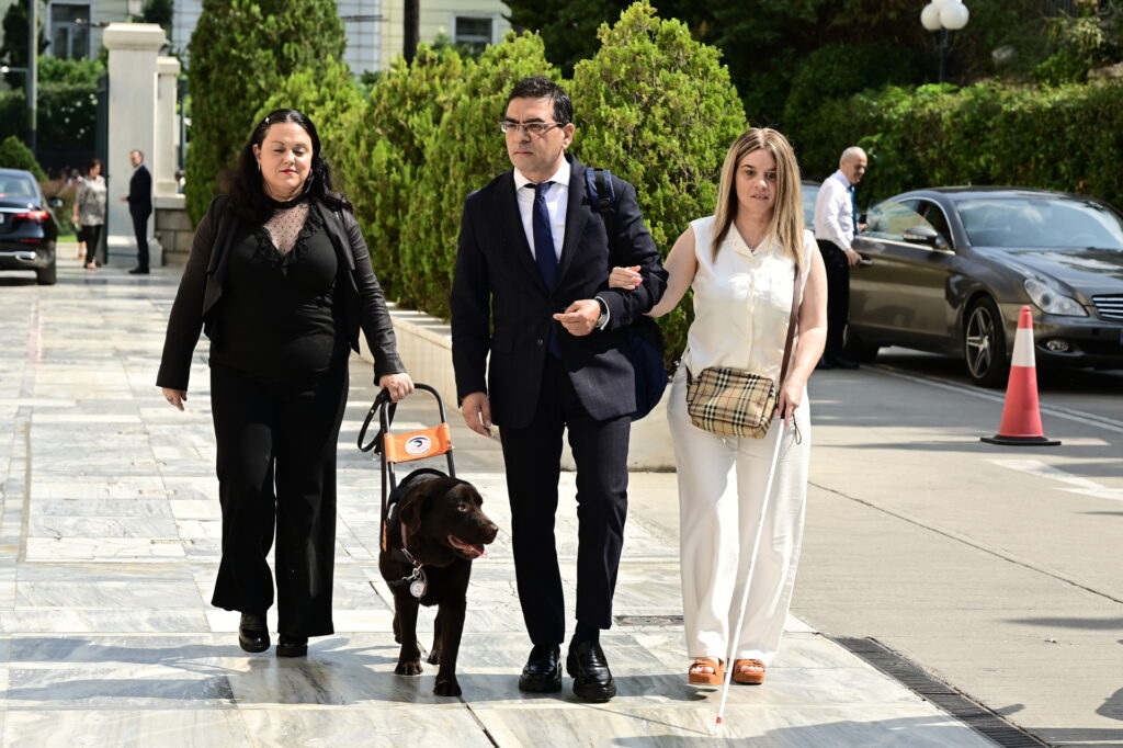 Νέα Βουλή: Ισχυρό μήνυμα για την προσβασιμότητα των ΑμεΑ έστειλε με την άφιξή του ο Γιώργος Σταμάτης [εικόνες]