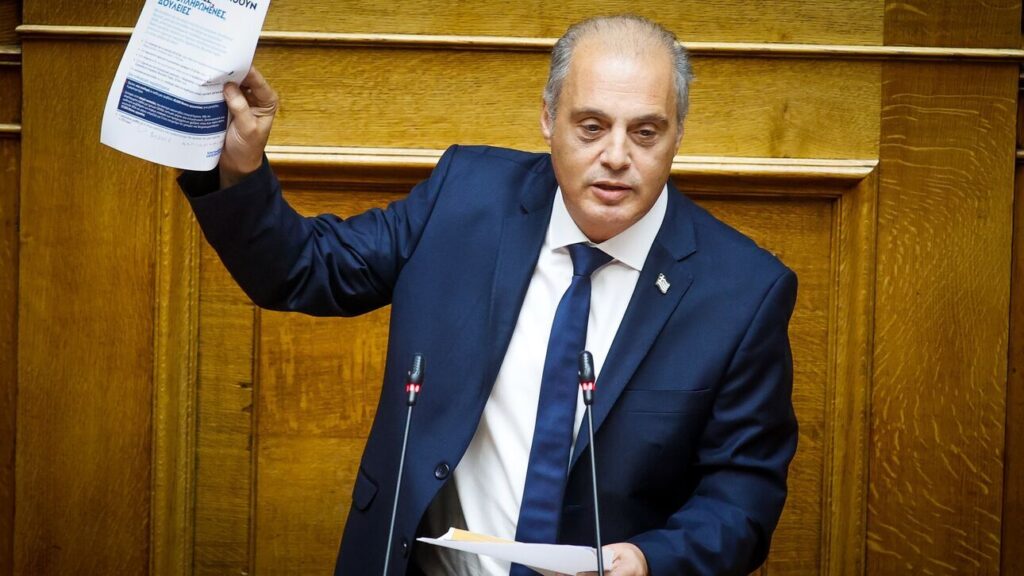 Απρέπεια Βελόπουλου στη Βουλή: Πρόβατα το 40% που ψήφισαν ΝΔ – Ζήτησε ελληνική ιθαγένεια στην τέως βασιλική οικογένεια