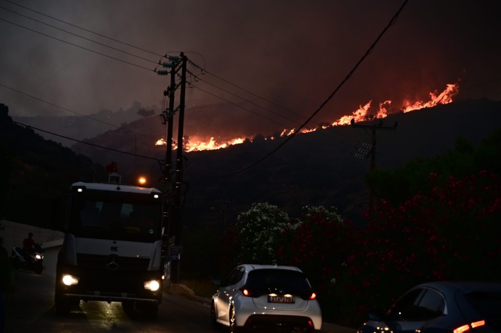 Μεγάλη φωτιά τώρα στην Εύβοια σε δασική έκταση