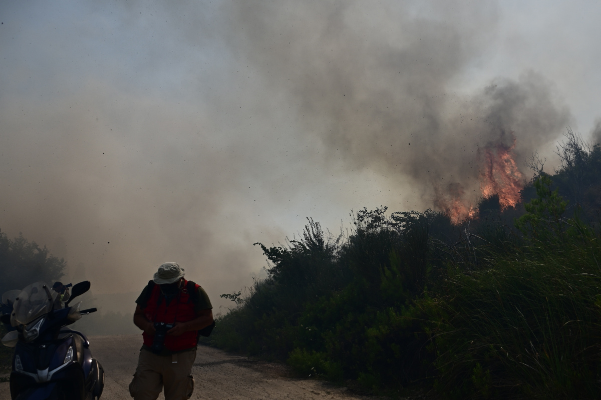 Φωτιά στα Δερβενοχώρια: Αναζωπύρωση πίσω από το λατομείο