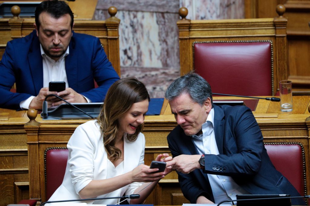 ΣΥΡΙΖΑ: Ο Τσακαλώτος στηρίζει Αχτσιόγλου και εκτοξεύει βέλη στον Κασσελάκη