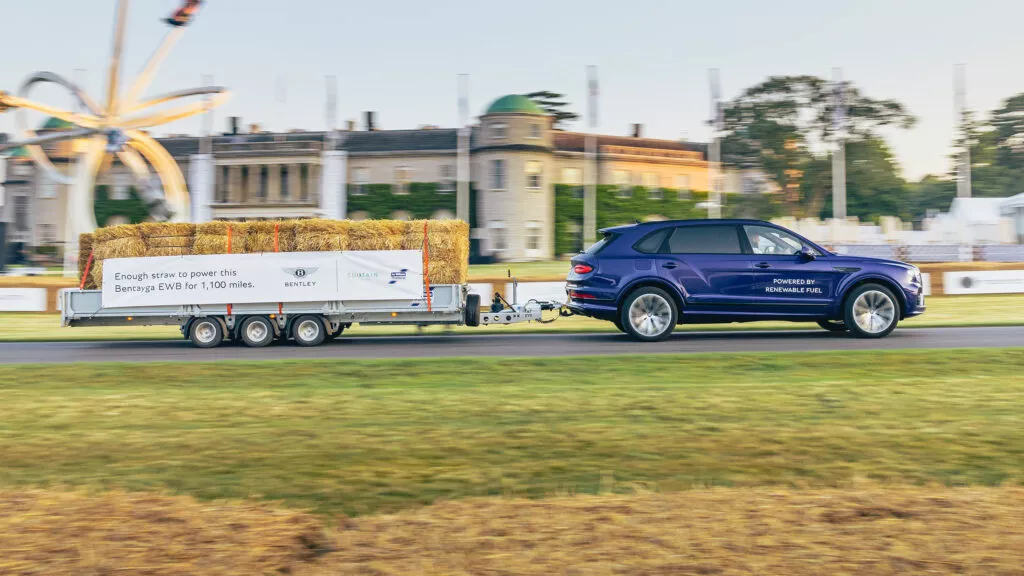 Γιατί μια Bentley Bentayga EWB ρυμουλκεί άχυρα στο Goodwood FOS;