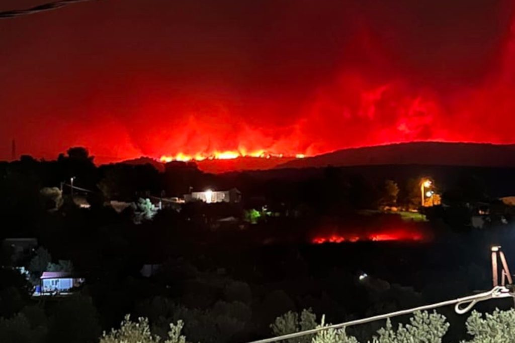 Φωτιές τώρα: Ολονύχτιο θρίλερ σε Μάνδρα, Λουτράκι και Ρόδο – Συναγερμός και για την Τετάρτη