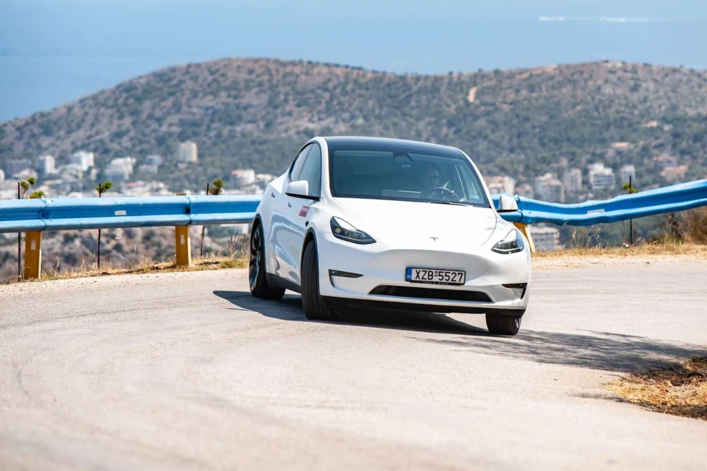 Tesla Model Y Performance: Η υπερστροφική πλευρά του χαρακτήρα του