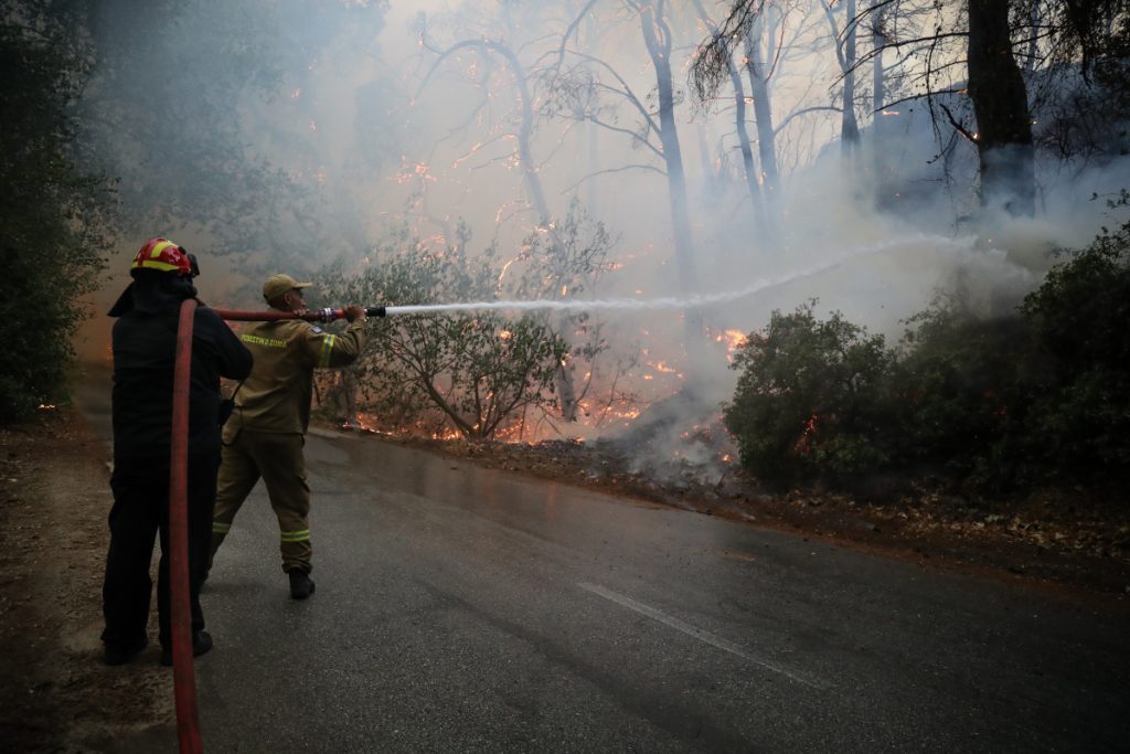 Φωτιά στη Ρόδο: Τραυματίστηκε εθελοντής πυροσβέστης – Στο νοσοκομείο με εγκαύματα