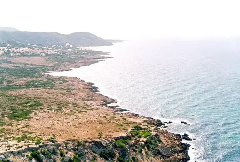 Γαύδος: Άγνωστοι αφαίρεσαν πινακίδες που απαγορεύουν τον γυμνισμό στο Σαρακήνικο – Τι λέει ο Δήμος