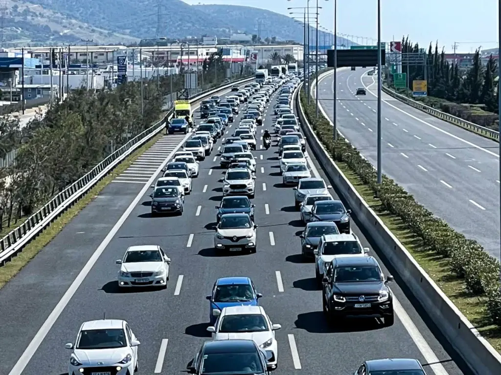 Κίνηση: Στο «κόκκινο» η Αττική Οδός μετά από τροχαίο