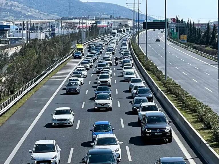 Κίνηση: Στο «κόκκινο» η Αττική Οδός μετά από τροχαίο
