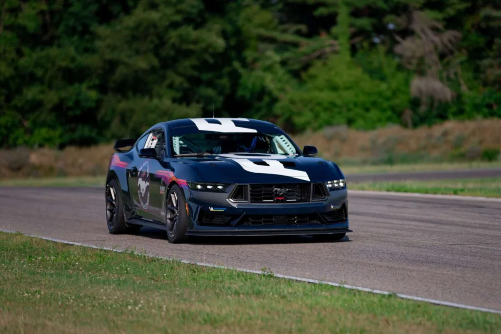 Ντεμπούτο για τη νέα Mustang Dark Horse R της Ford