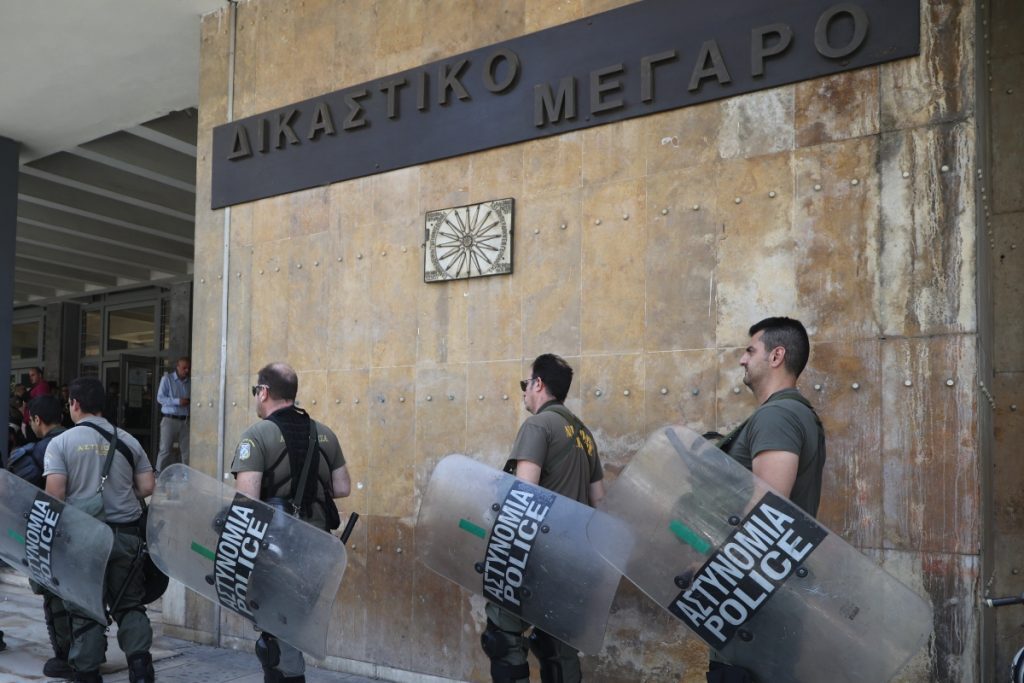 Δίκη Καμπανού: «Ντου» οπαδών του Άρη σε συγγενείς κατηγορούμενου – Ένοχοι και οι 12 [βίντεο]
