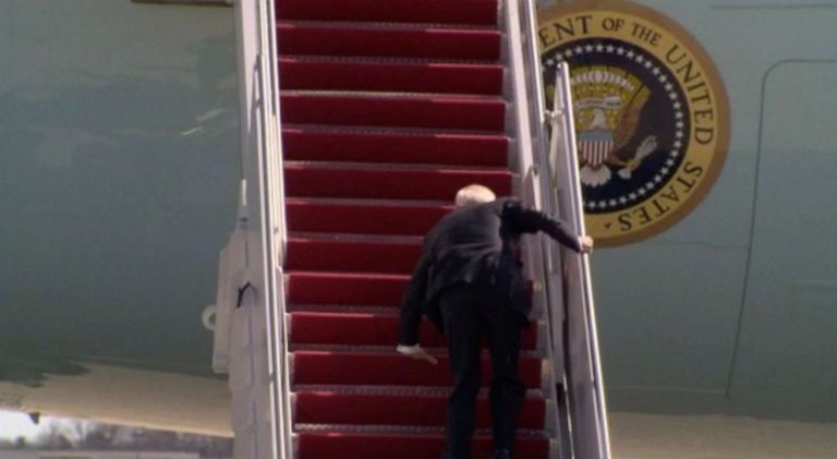 Μπάιντεν: Άλλαξαν σκάλα στο Air Force One για να μην πέφτει – Παρόλα αυτά… ξανασκόνταψε [βίντεο]