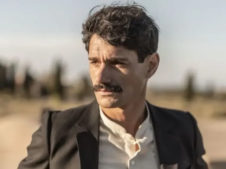 Αγνώριστος ο Πάνος Βλάχος για τις ανάγκες της νέας σειράς που πρωταγωνιστεί [Βίντεο]