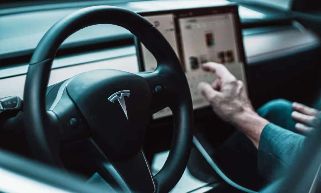 Η Tesla εισήγαγε νέα λειτουργία φόρτισης των οχημάτων της με ηλιακή ενέργεια