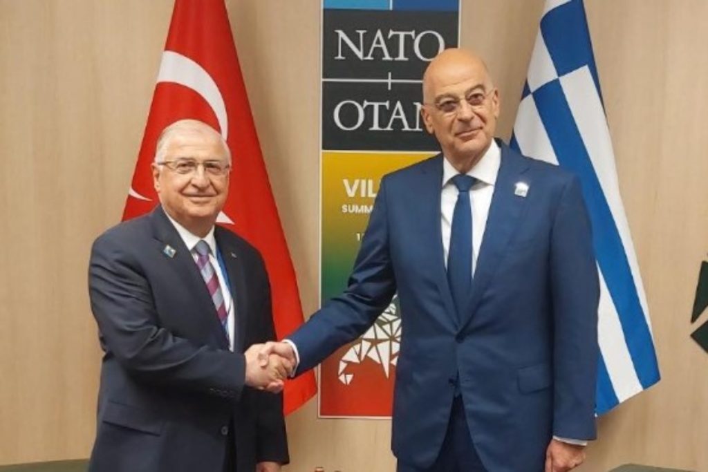 Σύνοδος Κορυφής: Τα είπαν Δένδιας- Γκιουλέρ – Νέα επικοινωνία προκειμένου να γίνει συνάντηση γ