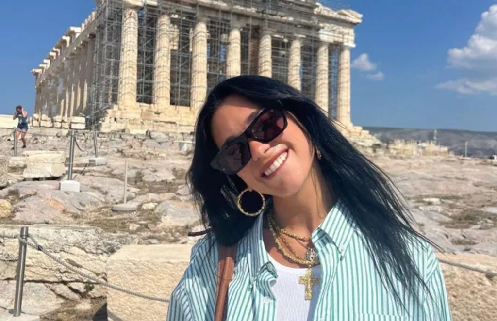 Dua Lipa: Στην Αθήνα μετά τη Σίφνο – Οι χαλαρές φωτογραφίες στην Ακρόπολη