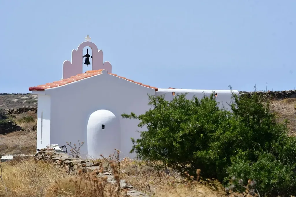 Κρήτη: Έσπασαν το αυτοκίνητο του εφημέριου και λεηλάτησαν την εκκλησία – «Ήθελαν να στείλουν μ