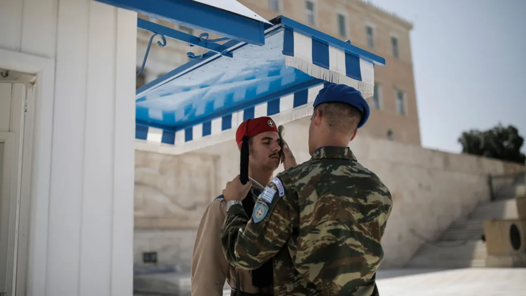 Καύσωνας Κλέων: Οι εύζωνες ακίνητοι στις θέσεις τους, παρά τις υψηλές θερμοκρασίες [εικόνες]