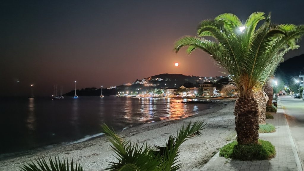 Φεγγάρι του Ελαφιού: Εντυπωσιακές οι εικόνες από την υπερπανσέληνο του Ιουλίου [Βίντεο]