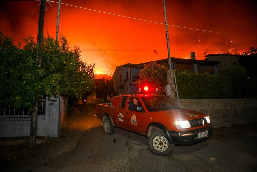 Μεγάλη φωτιά στην Κεφαλονιά στην περιοχή Σπαρτιά – Κοντά σε κατοικημένη περιοχή