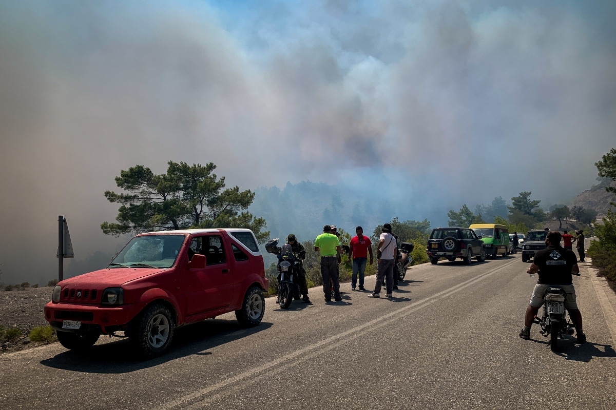 Ρόδος: Σε πύρινο κλοιό το νησί, νέο μήνυμα από το 112