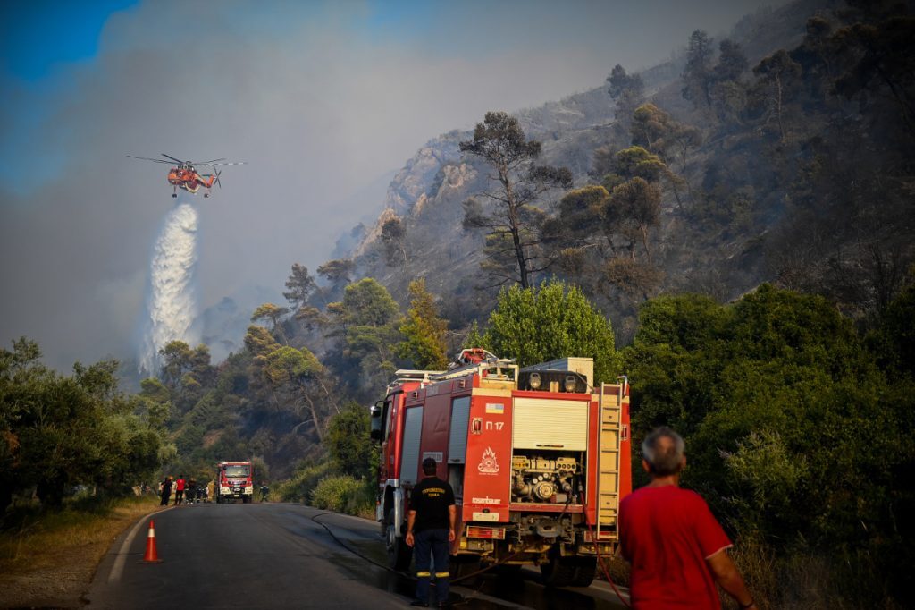 Φωτιά σε Κέρκυρα, Κάρυστο, Ρόδο: Συνεχίζεται η σκληρή μάχη με τις φλόγες