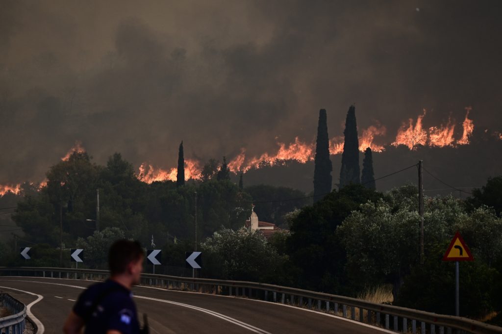 Φωτιά σε Λουτράκι, Δερβενοχώρια, Ρόδο: Σκληρή μάχη με τις φλόγες – Που είναι δύσκολη η κατάστα