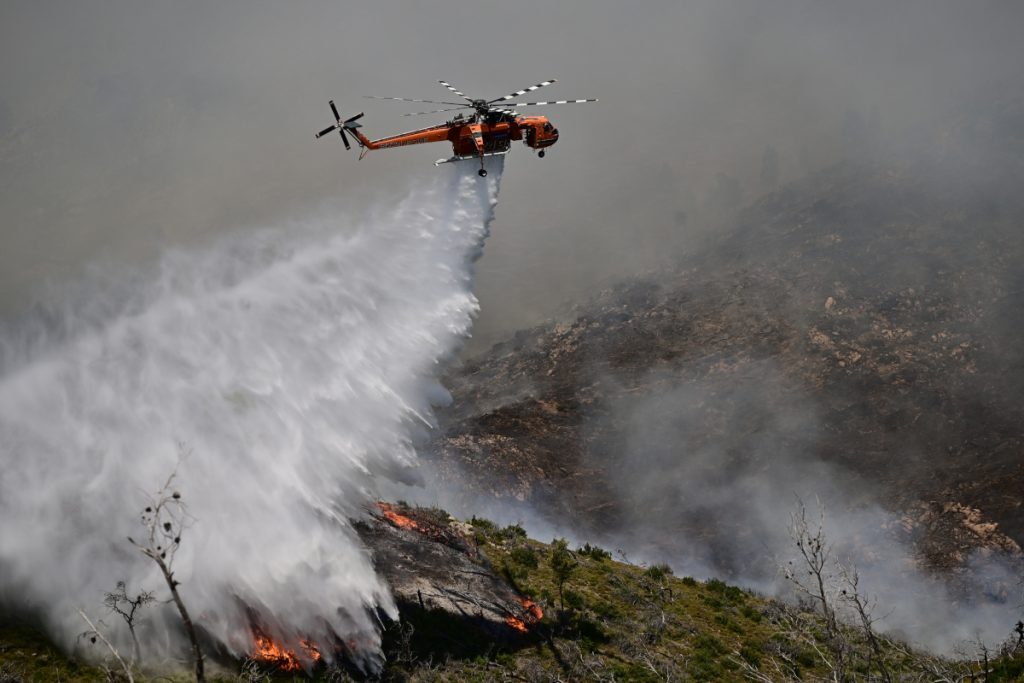 Φωτιά στα Δερβενοχώρια: Κατευθύνεται προς Βίλια – Συναγερμός στο Λουτράκι -Εκκενώνονται οικισμ