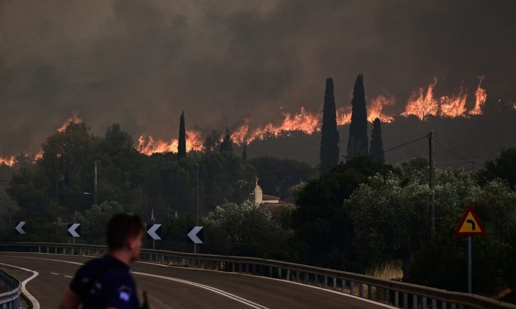 Φωτιά στα Δερβενοχώρια: «Πάμε, θα καούμε» – Συγκλονιστικά βίντεο της ΕΛ.ΑΣ. από τις επιχειρήσεις στη Μάνδρα
