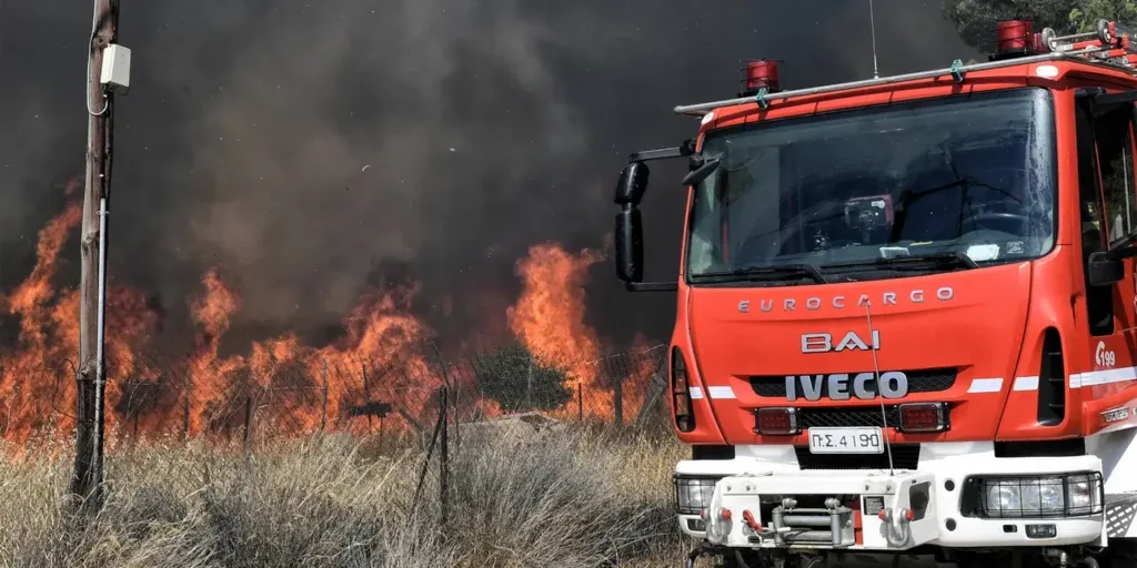 Φωτιές τώρα: Καίγονται σπίτια στη Μάνδρα – Μάχη με τις φλόγες στο Λουτράκι