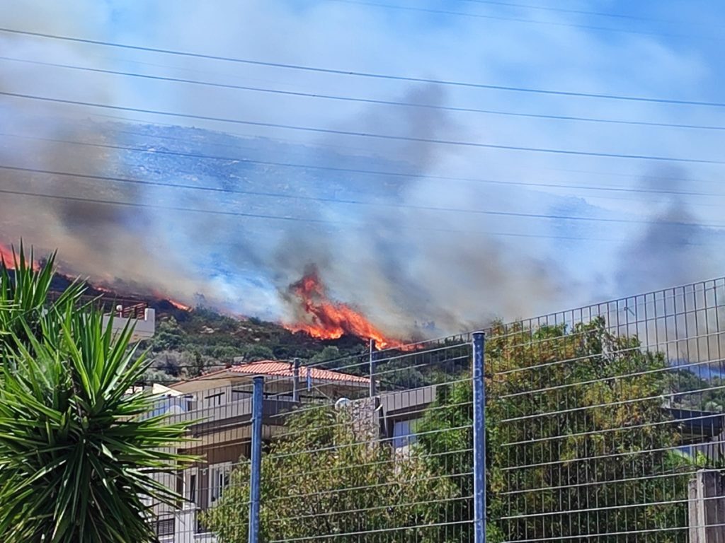 Φωτιά στο Νέο Κουβαρά: Έκτακτη ανακοίνωση του meteo – Εξαιρετικά δυσμενείς συνθήκες τις επόμεν