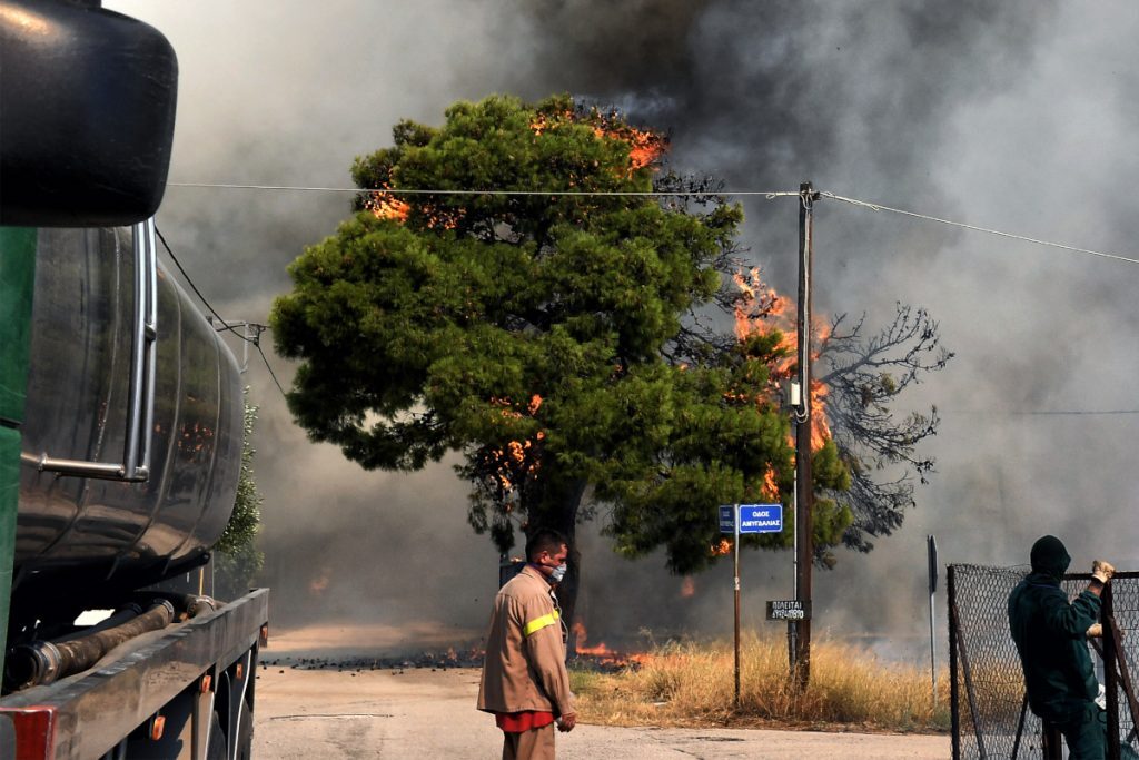 Πυροσβεστική: Δυναμικό το μέτωπο της φωτιάς στα Δερβενοχώρια
