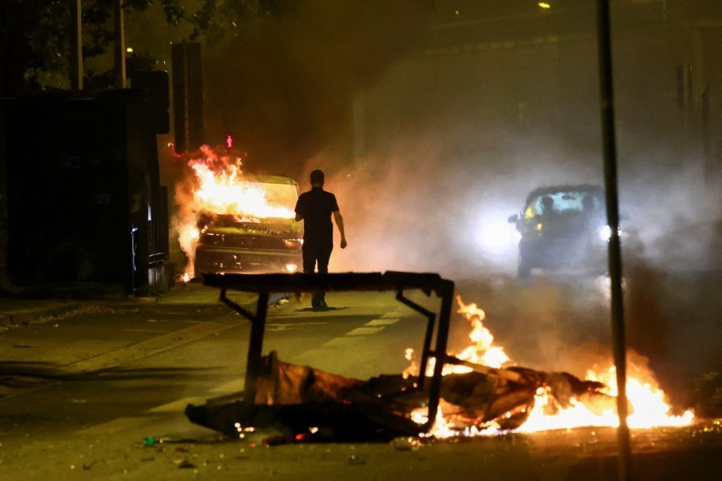 Γαλλία: «Φλέγεται» η χώρα, πάνω από 1.300 συλλήψεις τη νύχτα – «Ο αστυνομικός του είπε πυροβόλησέ τον», νέα σοκαριστική μαρτυρία [βίντεο]