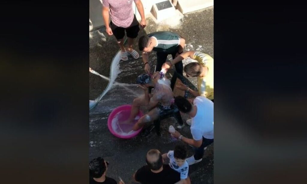 Ηράκλειο: Φίλοι του γαμπρού θέλησαν να σπάσουν πλάκα – Τον έδεσαν, τον έκαναν μπάνιο με λάστιχο, βούρτσες & αυγά [βίντεο]