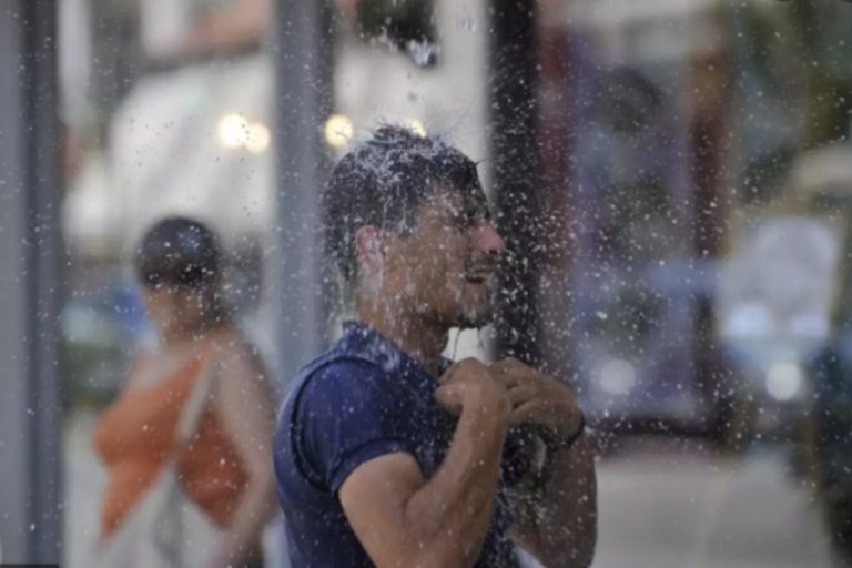 Καύσωνας: Θα ψηθούμε πάνω από εβδομάδα – Τι λένε οι μετεωρολόγοι, τι πρέπει να προσέχουμε