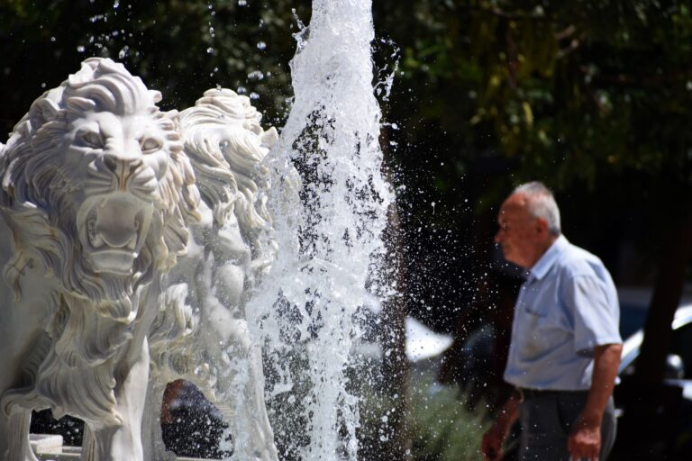Καιρός: Παραμένουν οι ισχυροί άνεμοι – Στους 40 βαθμούς ο υδράργυρος