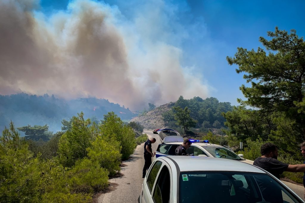 Φωτιά στην Κάρυστο: Δραματικές ώρες σε Πλατανιστό και Ποτάμι – Ήχησε το 112 τη νύχτα – Αγωνία για το