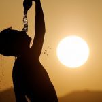 Καύσωνας: Oδηγός επιβίωσης σε σπίτια χωρίς κλιματισμό, τι προτείνουν οι ειδικοί