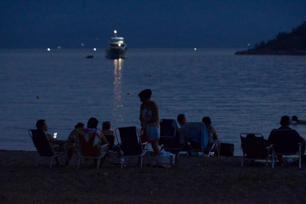 Καιρός – καύσωνας: «Ψηθήκαμε» και το βράδυ – Πάνω από 30 βαθμοί σε 61 περιοχές