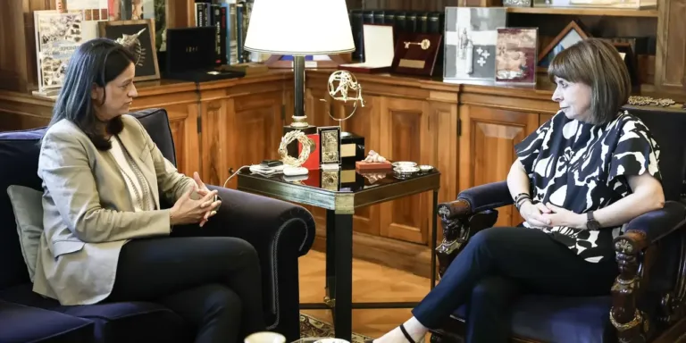 Η ψήφος των αποδήμων στο επίκεντρο της συνάντησης Σακελλαροπούλου – Κεραμέως