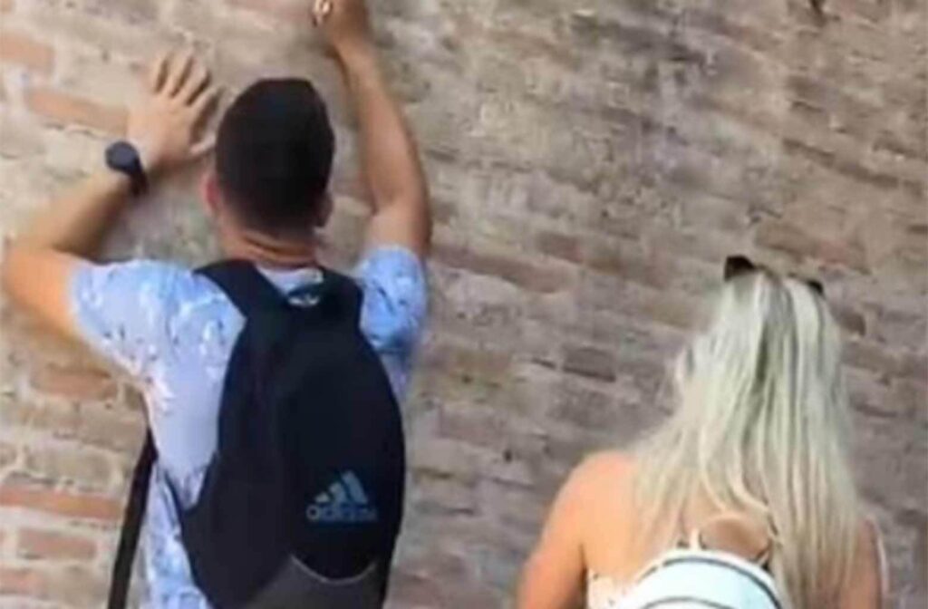 Ιταλία: «Δεν ήξερα ότι ήταν αρχαίο μνημείο», λέει ο τουρίστας που χάραξε το όνομα της κοπέλας του στο Κολοσσαίο