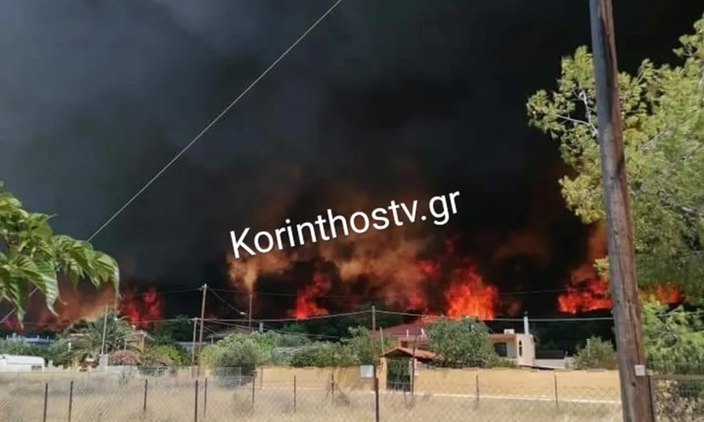 Πύρινος εφιάλτης στο Λουτράκι – Μάχη κατοίκων και πυροσβεστών να μην περάσει από την παλαιά εθνική ο