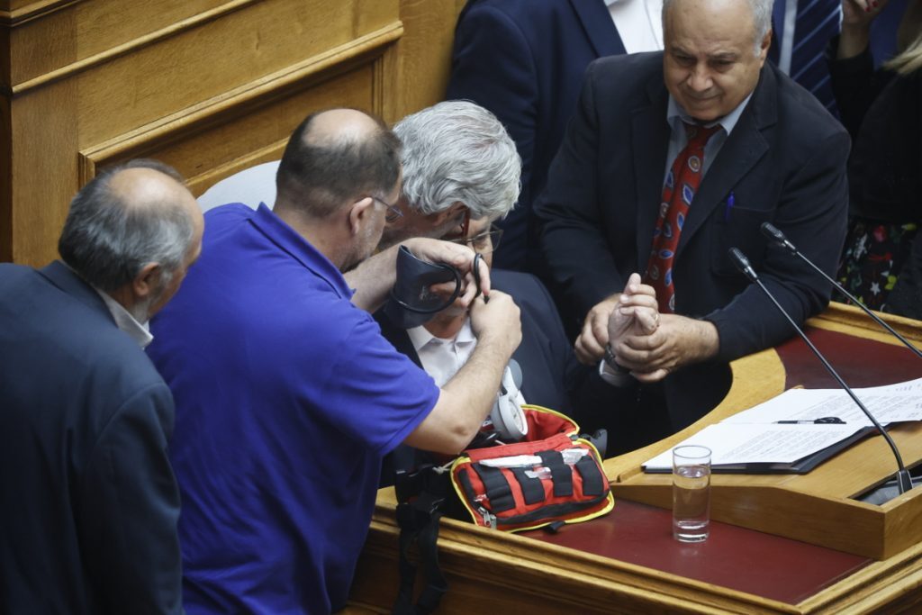 Βουλή: Διεκόπη η συνεδρίαση της Βουλής λόγω αδιαθεσίας Κουτσούμπα κατά την διάρκεια της ομιλίας του