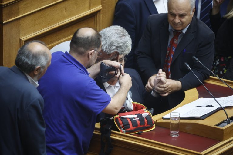 Βουλή: Διεκόπη η συνεδρίαση της Βουλής λόγω αδιαθεσίας Κουτσούμπα κατά την διάρκεια της ομιλίας του