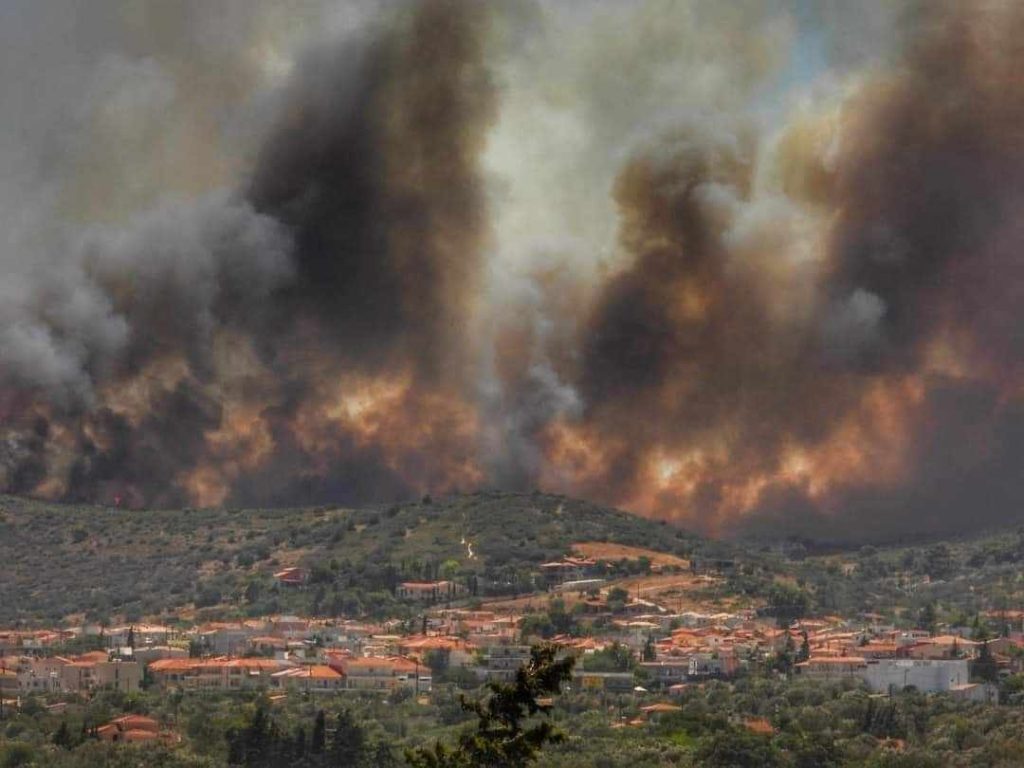 Φωτιά τώρα στον Κουβαρά: Καίγονται σπίτια – Εκκενώσεις τεσσάρων οικισμών [συνεχής ενημέρωση]