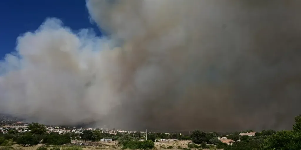 Ο καπνός από τη φωτιά στον Κουβαρά έφτασε σχεδόν στα Κύθηρα [εικόνα]